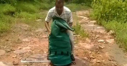 NIJE ZA ONE SLABOG SRCA: Otišao je noseći na leđima veliku zelenu vreću, kada vidite šta je u njoj NEĆE VAM BITI DOBRO (VIDEO)