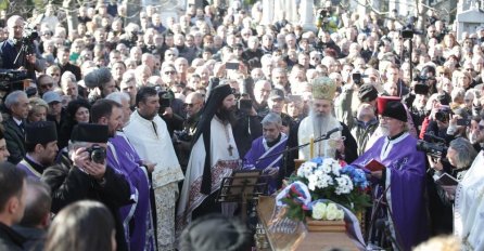 NAROD U ČUDU NA SAHRANI OLIVERU IVANOVIĆU: Pogledajte iznad kovčega, da li je ovo moguće?! (VIDEO)