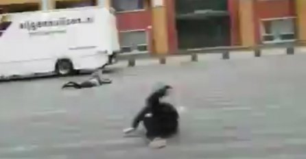 PROGLAŠENO CRVENO UPOZORENJE: Oluja razbija sve pred sobom, vjetar bukvalno baca ljude po ulici 