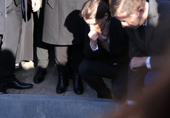 NIKAD JE NISMO VIDJELI U OVOM STANJU: Ana Brnabić došla je do Oliverovog groba, okupljeni ovu scenu nisu mogli gledati (FOTO)