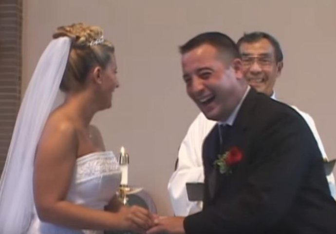 OVO JE TREBAO BITI OZBILJAN TRENUTAK: Kada se ovo kumu desilo pred oltarom, svi na vjenčanju su popadali od smijeha! (VIDEO)
