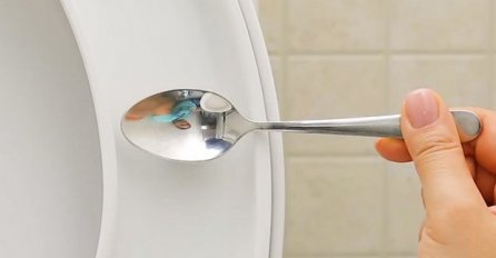 Zalijepila je kašiku na prljavu WC šolju: Time je riješila problem od kojih se ženama diže kosa na glavi (VIDEO)