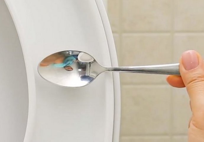 Zalijepila je kašiku na prljavu WC šolju: Time je riješila problem od kojih se ženama diže kosa na glavi (VIDEO)