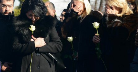 PORED SINOVA, NA SAHRANI OLIVERU IVANOVIĆU BILA JE I NJEGOVA KĆERKA: Došla iz inostranstva, sve vrijeme držala nešto u ruci (FOTO)