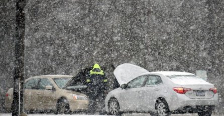 HARA NEZAPAMĆENO NEVRIJEME, SNJEŽNA OLUJA NOSI SVE PRED SOBOM: Ljudi zaglavljeni na putevima, opšti kolaps u saobraćaju (FOTO)