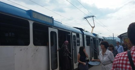 BEZ IKAKVOG POVODA: Napali putnika u tramvaju, a nakon toga i policajce!