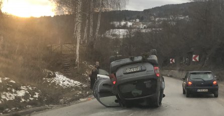 SAOBRAĆAJNA NESREĆA KOD SARAJEVA: Automobil se prevrnuo