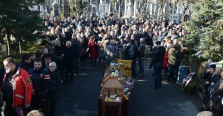 DA LI JE OVO NAJTUŽNIJA FOTKA POSLIJE SAHRANE OLIVERA IVANOVIĆA? Obratite pažnju na poruku koju nosi njegov sin! (FOTO)