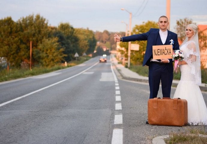 ZNAJU LI MLADENCI GDJE ĆE: Ova svadbena fotografija izazvala ogromnu pažnju na internetu, KOFERI SU SPREMNI