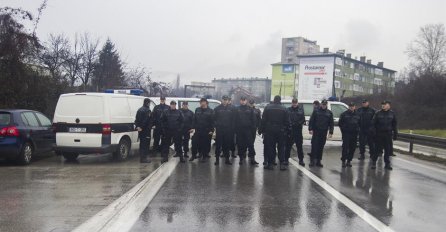 RADNICI ŽELJEZARE ZENICA BLOKIRALI CESTU M17, SUKOBILI SE SA POLICIJOM/Bajro Melez za Novi.ba: Stigla je i Hitna, Novalić ima rok do 12 sati!