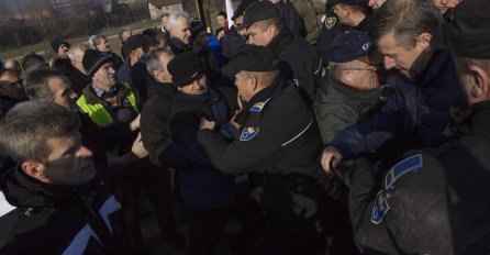 Devet osoba povrijeđeno u sukobu radnika i MUP-a ZDK