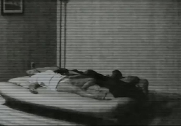 Postavio kameru i snimio svoju djevojku kako spava: Zaledila mu se krv u žilama kada je pogledao snimak! (VIDEO)