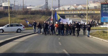 NIKO SRETNIJI OD NJIH: Radnicima zeničke "ŽELJEZARE" Vlada F BiH UVEZALA STAŽ! Poručili: "Ovo je historijski dan!"