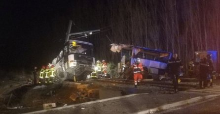 Francuska: U nesreći školskog autobusa 27 osoba ozlijeđeno
