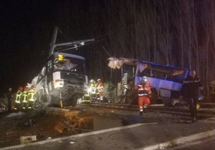 Francuska: U nesreći školskog autobusa 27 osoba ozlijeđeno