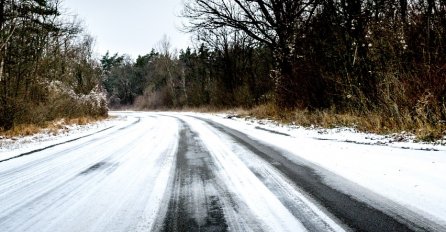 STANJE NA PUTEVIMA: Niske temperature i mjestimično vlažan kolovoz pogoduju formiranju poledice