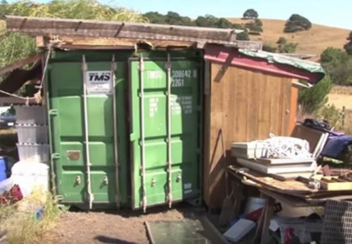 NIJE IMALA IZBORA: Majka živi sa kćerkom u ovom kontejneru, ali KADA VIDITE UNUTRAŠNJOST OSTAT ĆETE BEZ RIJEČI! (VIDEO)