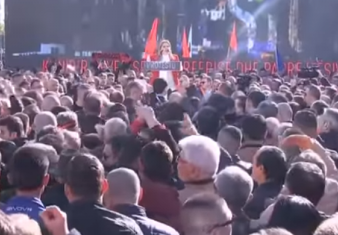 Hiljade Albanaca izašlo na ulice, traže ostavku socijalističkog premijera (VIDEO)