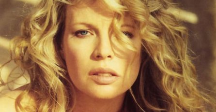 Kćerka slavne glumice pokazala da je SVA NA MAMU: Okrenula je leđa kameri, a od njenih fotografija MUŠKARCIMA NIJE DOBRO!