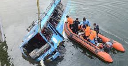 INDIJA: U slijetanju autobusa u rijeku Bhairav poginulo 36 ljudi