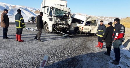 U sudaru kamiona i minibusa poginulo osam osoba
