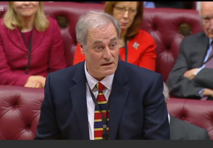 Britanski političar dao ostavku zato što je zakasnio u parlament (VIDEO)