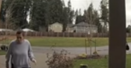 Djevojka je izašla iz auta i ukrala paket ispred tuđe kuće, kada je počela bježati, nije ni sanjala da će joj se dogoditi ovo (VIDEO)