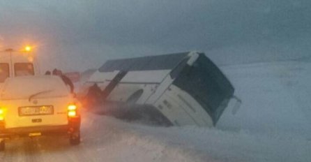 Veliko nevrijeme na sjeveru: Autobus sletio sa puta, na putu led i sniježni nameti