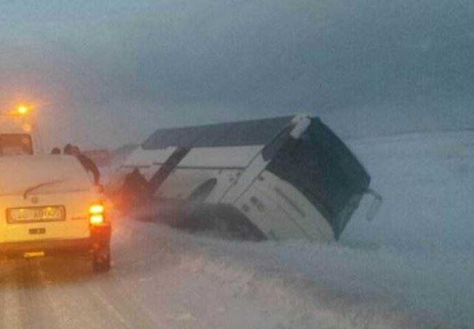 Veliko nevrijeme na sjeveru: Autobus sletio sa puta, na putu led i sniježni nameti