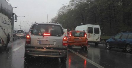 STANJE NA PUTEVIMA: Kolovoz je jutros mjestimično vlažan, a frekvencija vozila pojačana u gradskim centrima