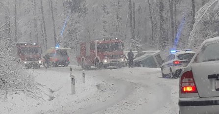 SNIJEG NAPRAVIO HAOS U HRVATSKOJ: Prevrnuo se autobus pun putnika, kolaps na cestama (FOTO)