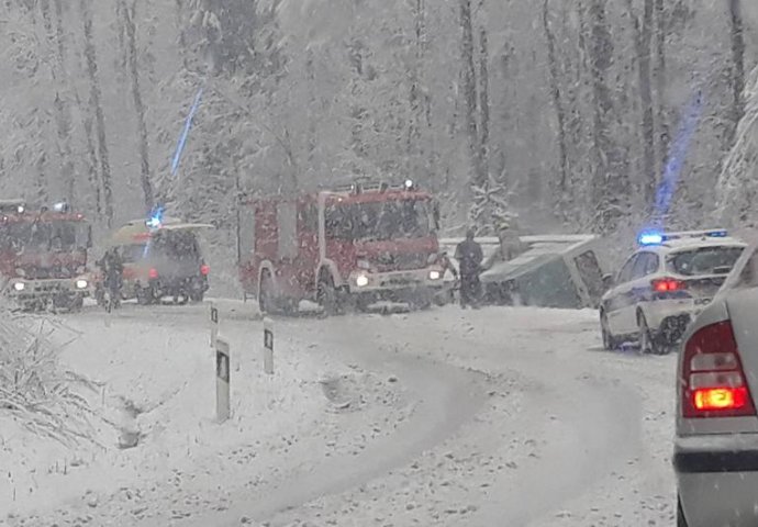 SNIJEG NAPRAVIO HAOS U HRVATSKOJ: Prevrnuo se autobus pun putnika, kolaps na cestama (FOTO)