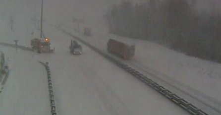 VOZAČI SE POZIVAJU NA OPREZ: Obilan snijeg stvara probleme u saobraćaju!