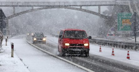 Snijeg zameo ceste širom Hrvatske: Vozači se upozorava se na snijeg, olujni vjetar, kišu i maglu