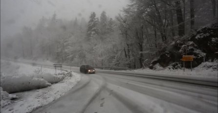 Oprez zbog snijega i odrona na kolovozu