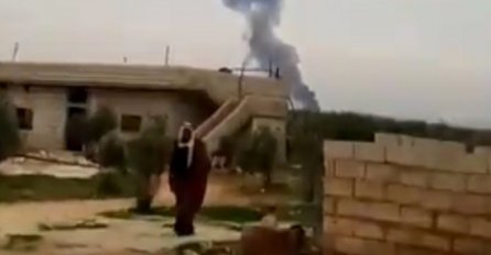 SIRIJSKI POBUNJENICI OBORILI RUSKI AVION: Zarobili pilote, trenutak pada zrakoplova je snimljen! (VIDEO)