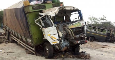 U sudaru kamiona i autobusa u Gani poginulo 14 osoba