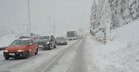 KJKP Rad: Na čišćenju snijega na ulicama Sarajeva 200 radnika i 50 vozila