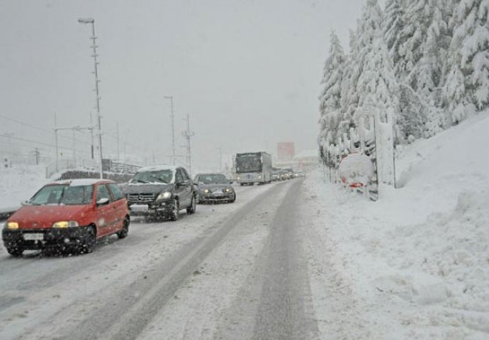 KJKP Rad: Na čišćenju snijega na ulicama Sarajeva 200 radnika i 50 vozila