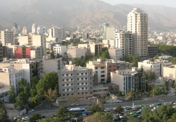 Škole u Teheranu zatvorene zbog onečišćenja, vozi se po sistemu par-nepar