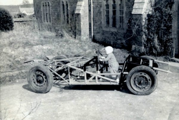 jos-kao-mali-ken-je-voleo-automobile-kao-sto-mozete-da-vidite-na-ovoj-slici-iz-1958-godine-on-2