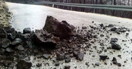 STANJE NA PUTEVIMA: Kolovoz je pretežno mokar,  povećana opasnost od odrona zemlje 