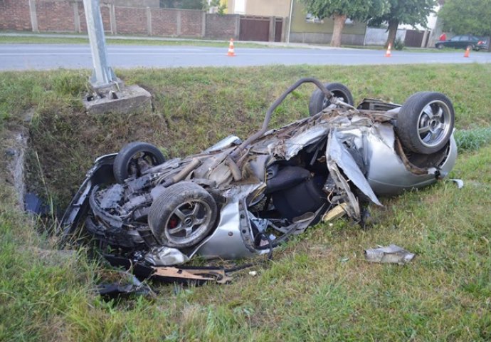 Dvije saobraćajne nesreće: U prevrnutom automobilu  pronađen mrtav muškarac