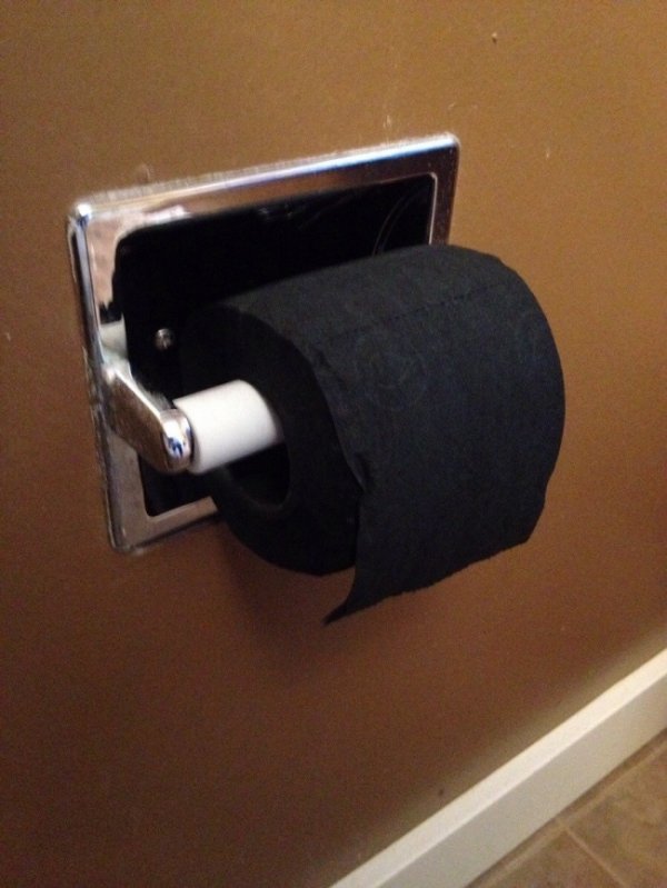 crni-toalet-papir-0
