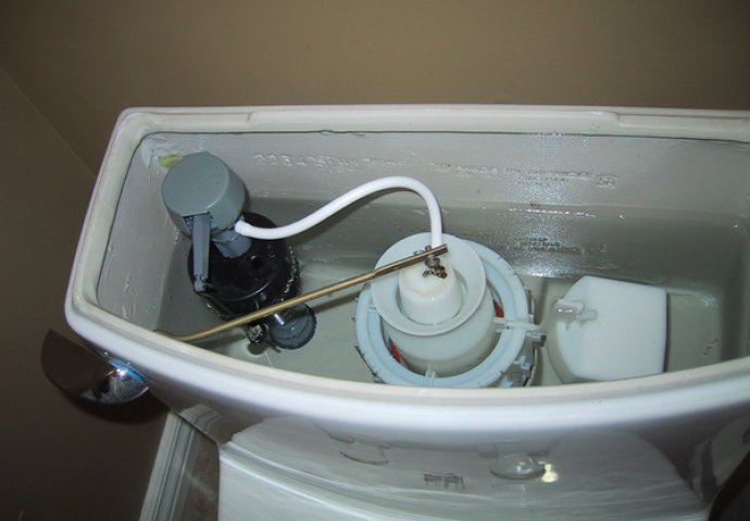 SMANJITE RAČUN ZA VODU: Ovaj trik zaustavlja nepotrebno curenje vode u WC školjci