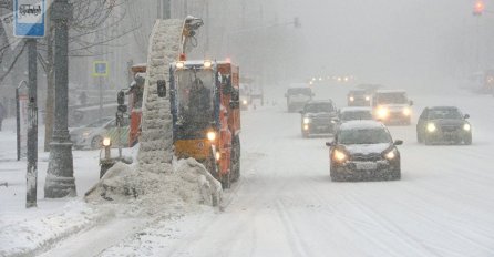 NAJJAČE NEVRIJEME U POSLJEDNJIH 100 GODINA: Vojska izašla na ulice, otkazani letovi, kolaps na putevima (FOTO)