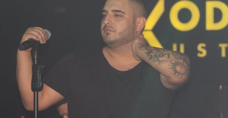 PJEVAČ OSTAJE VJERAN CRNKAMA: Pogledajte kako izgleda nova djevojka Darka Lazića, iznenadit ćete se kad čujete ko je (FOTO)