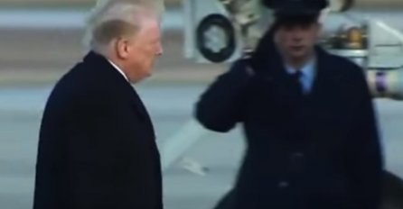 MNOGI SU SUMNJALI DA NOSI PERIKU: Jak vjetar otkrio tajnu Trumpove frizure, Amerika bruji o ovom snimku (VIDEO)