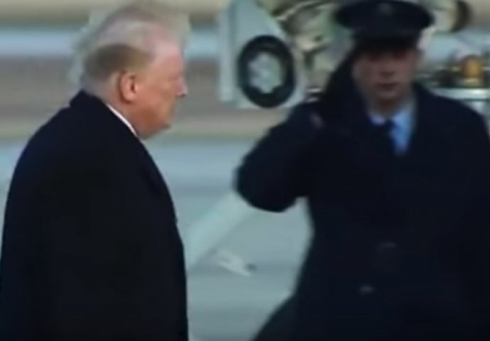 MNOGI SU SUMNJALI DA NOSI PERIKU: Jak vjetar otkrio tajnu Trumpove frizure, Amerika bruji o ovom snimku (VIDEO)