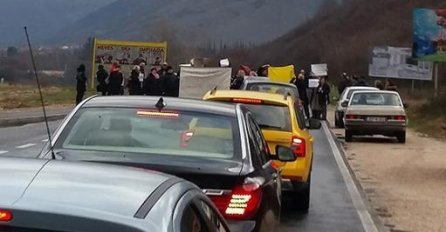 BLOKIRAN ULAZ U MOSTAR: Radnici izašli na ulice, traže svoja prava